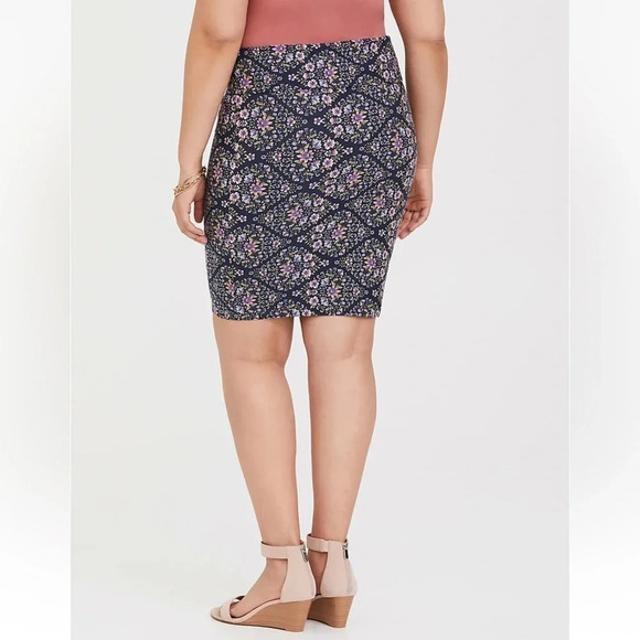 Torrid Navy & Purple Floral Pencil Skirt Plus Size 3X - Picture 5 of 5